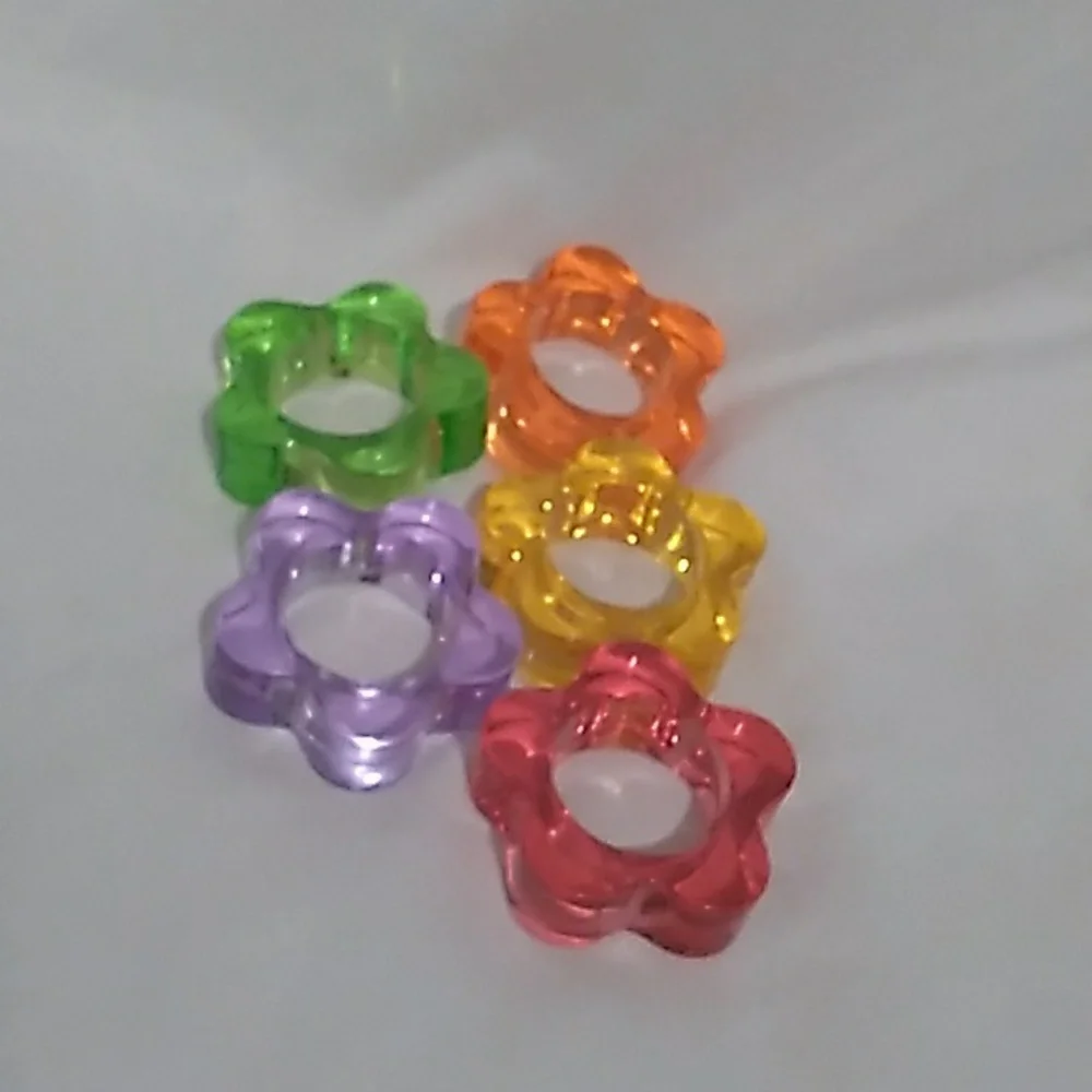 Crate & Barrel Lucete Multi Color Daisy Napkin Rings Set Of 5 (B5)